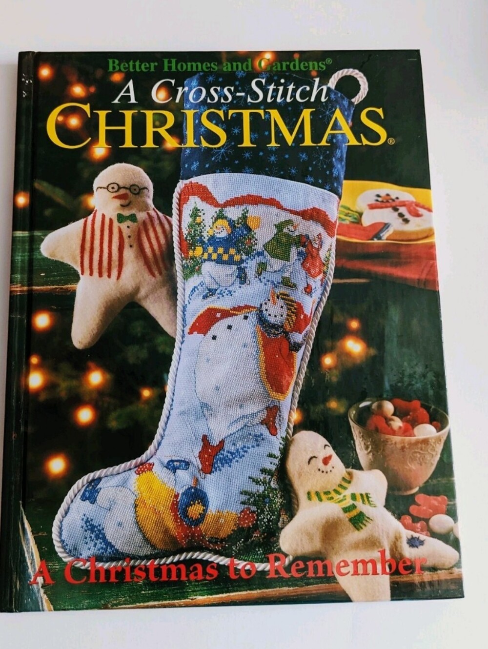Better Homes and Gardens:A CROSS STITCH CHRISTMAS-Christmas to Remember -2004